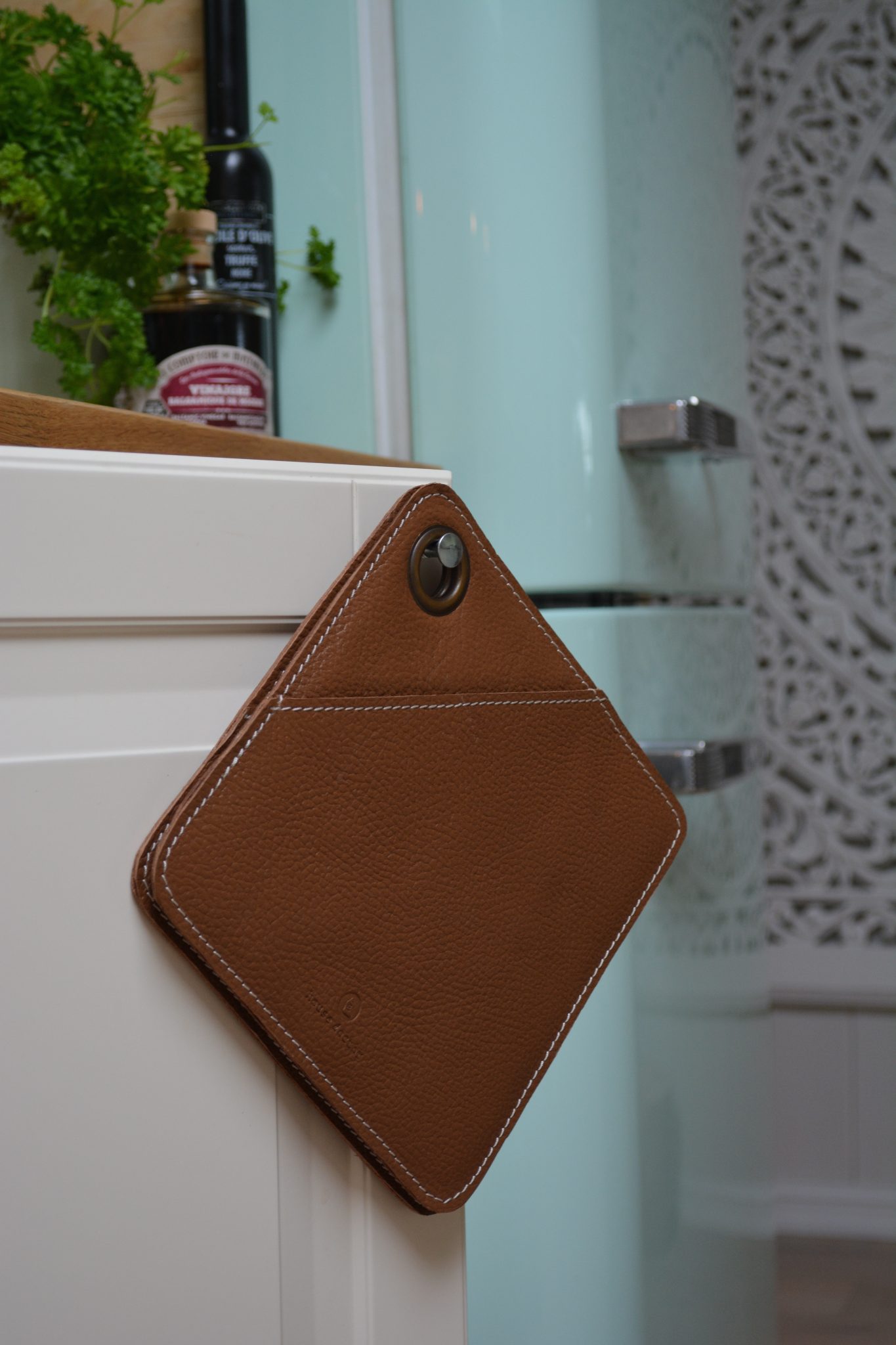 Miljøbilde - grytelapper skin brun house doctor Grytelapper i bøffelskinn - Brun