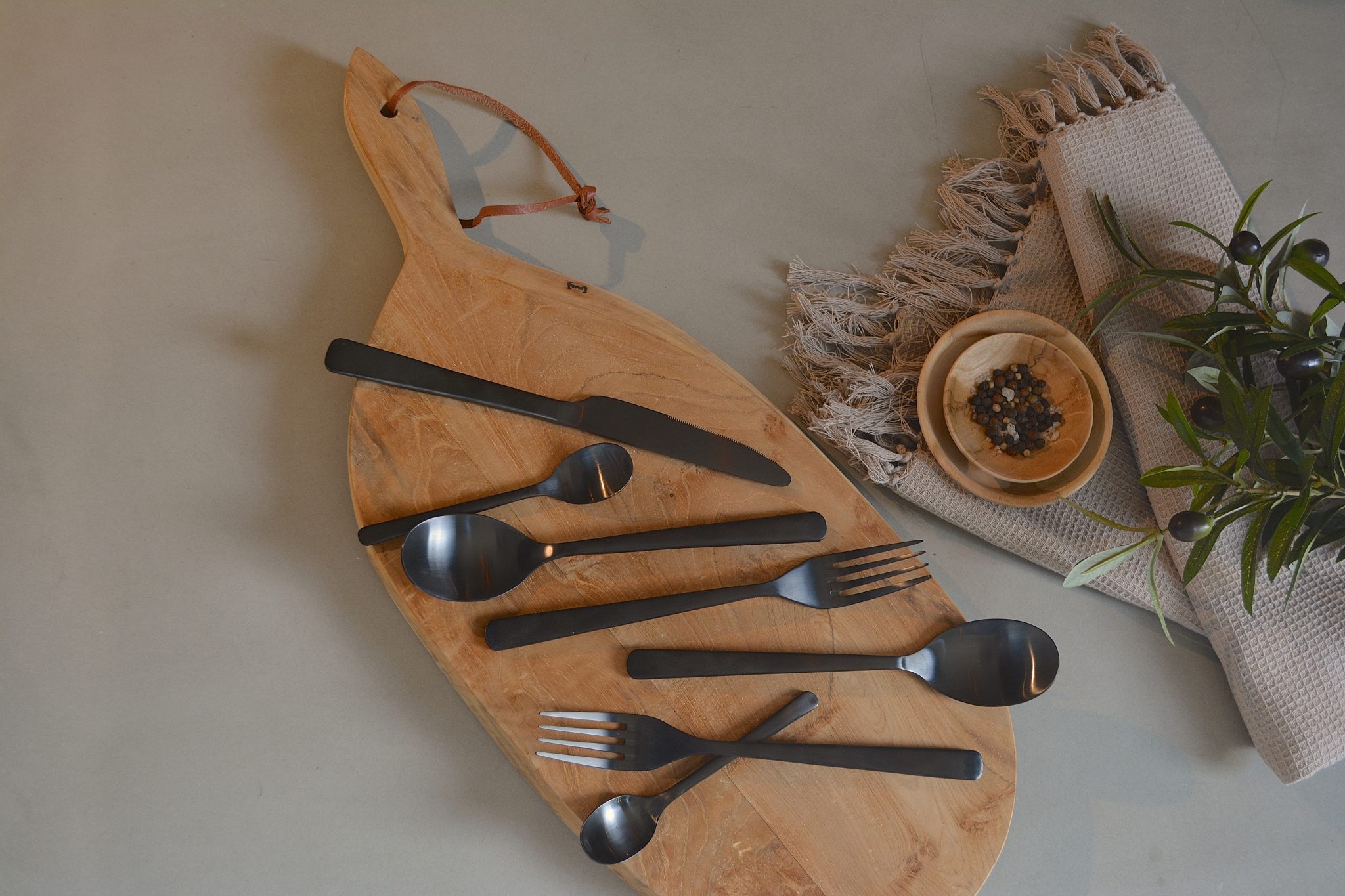 Miljøbilde - bestikk, sort Bestikk - Sort 16 deler