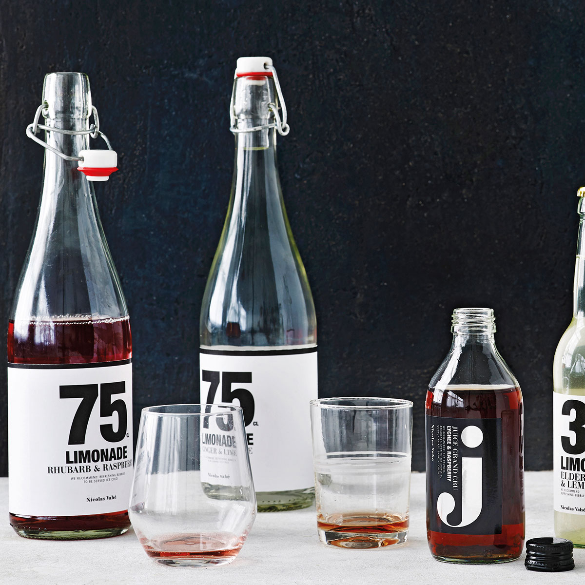 Miljøbilde - limonade med rabarbra & blåbær Limonade - Rabarbra & Bringebær