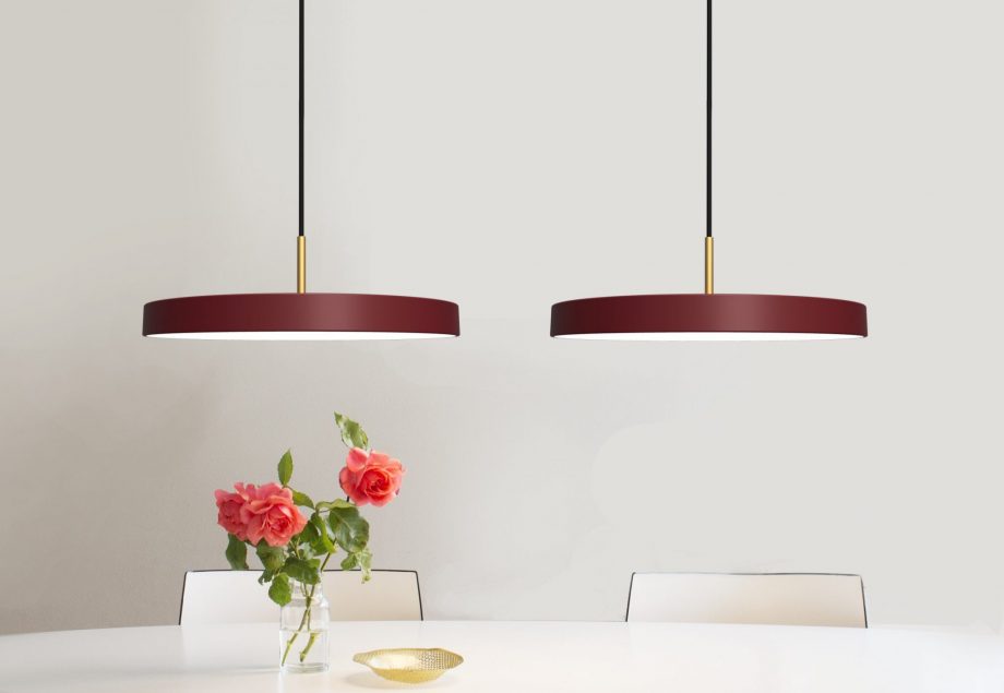 Asteria Ruby two table 300dpi 54af7639 e734 4246 a02c 123b72d917a3 920x635 - Umage - Asteria taklampe, Ruby red