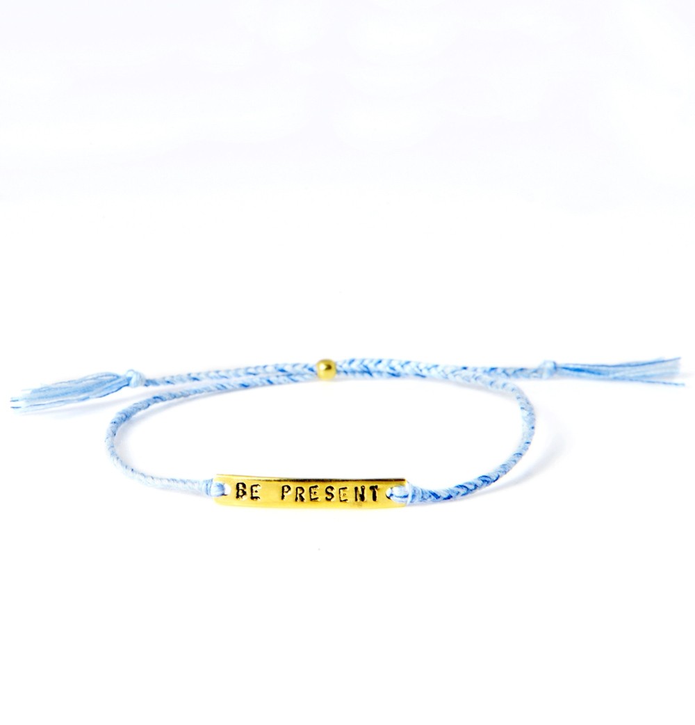be-present-blue-gold Armbånd - BE!NOTICED, BE PRESENT, blå og gull