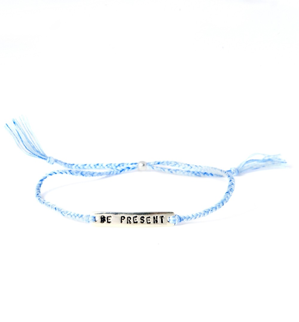 be-present-blue-silver Armbånd - BE!NOTICED, BE PRESENT, blå og sølv