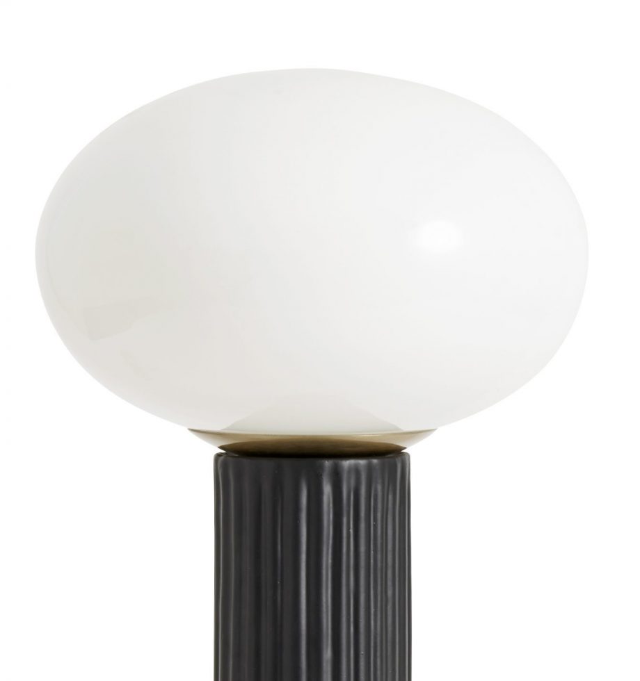7730 e1536663211906 920x980 - Bordlampe - Opalt glass med sort fot