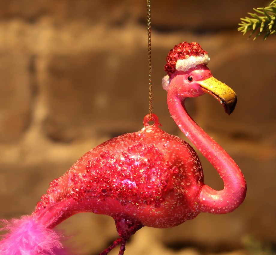 IMG 4809 920x851 - Julepynt - "Flamingo w/ christmas hat"