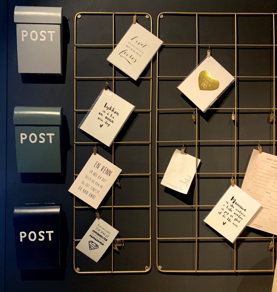 IMG 3368 920x970 - Mini postkasse "Post" - Lys grå, matt