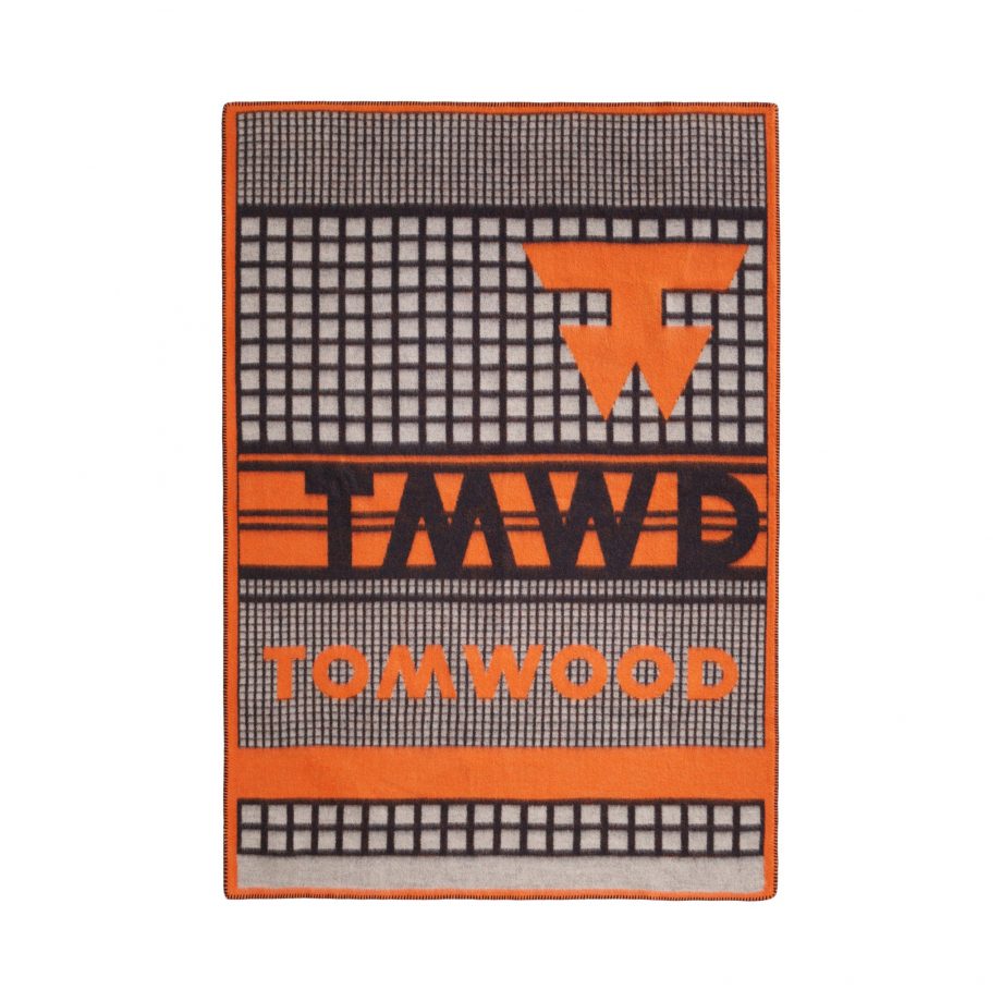 3421 78663c3128 tomwoodblanketlogoprintorange1 full 1 920x920 - TomWood x Røros Tweed - Ullpledd logo print orange