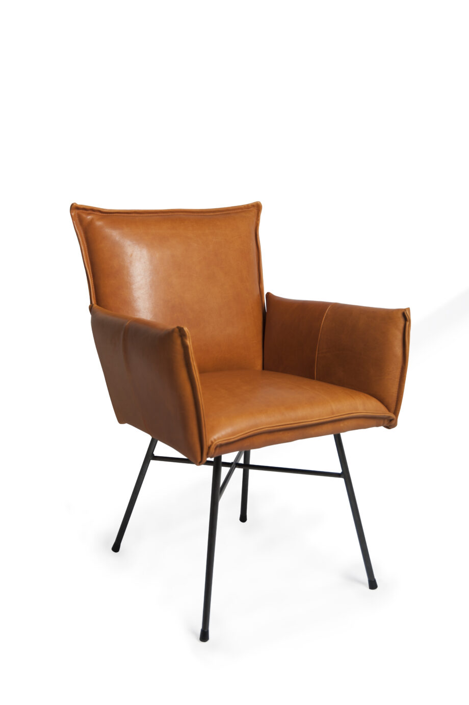 Sanne diningchair with arm Luxor cognac oblique 920x1383 - Jess Design - Spisestol - Sanne