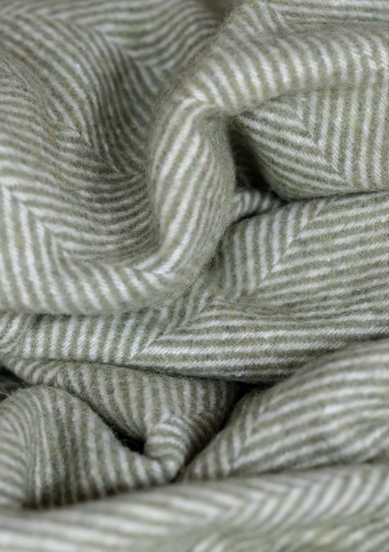 Pledd - "Olive Herringbone" - Ullmix 145x190 cm Pledd - "Olive Herringbone" - Ullmix 145x190 cm