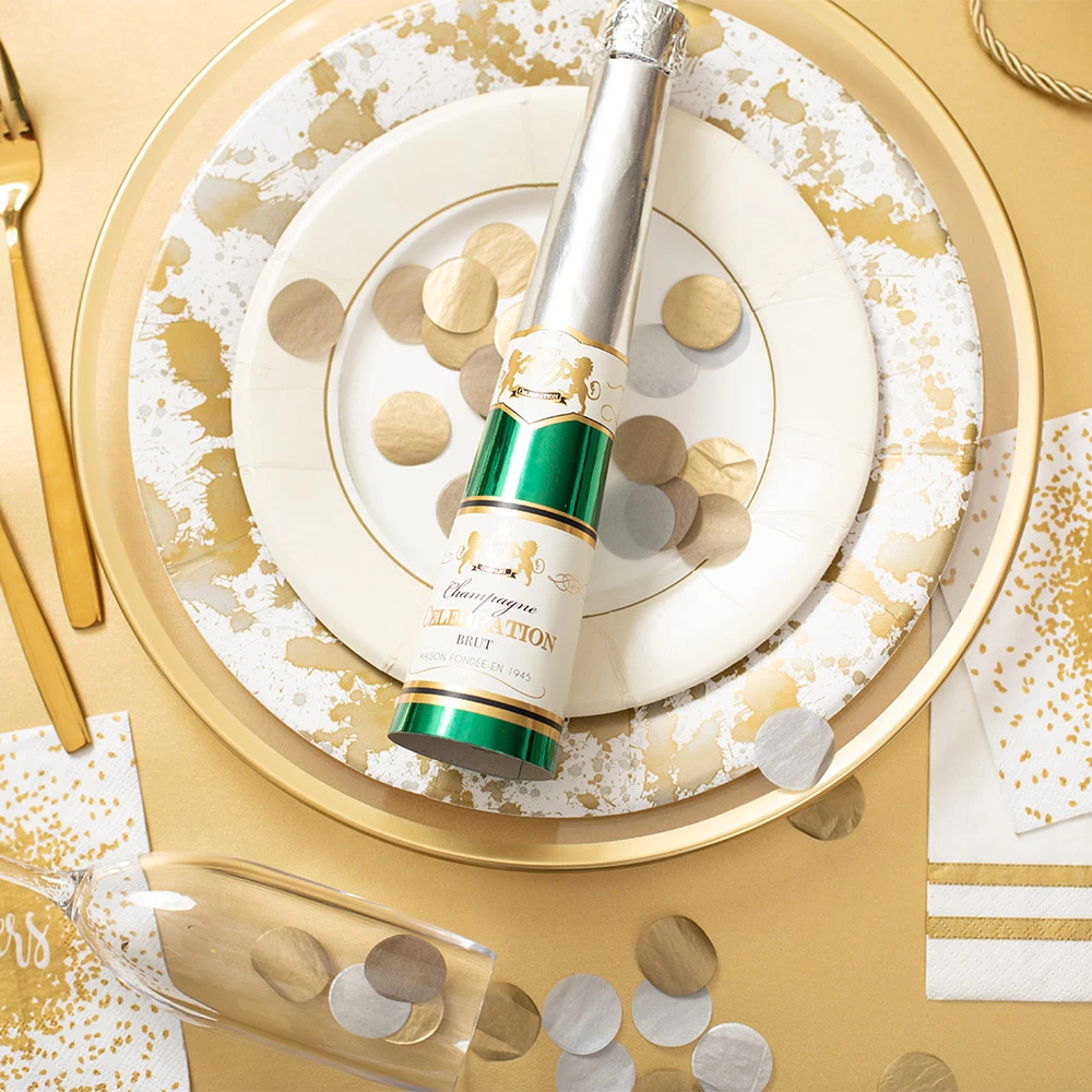 Tom Smith oppfant crackers eller smellbongbonger som vi kaller de, etter en tur til Frankrike. Der ble han inspirert av å selge godterier innpakket i vakkert papir, men at det skulle smelle når man åpnet de! Lite visste han at dette skulle bli begynnelsen av en tidløs tradisjon som vi forbinder med feiring av høytider eller spesielle anledninger. Disse champagneformcde smellbongbongene er heeeelt fantastiske som borddekor, og innholdet er enda bedre! Inneholder en 8 tassels i forskjellige farger til å henge spå vinglasset (for å vite hvilket glass som er ditt, so er helt genialt!!), en ice breaker (på engelsk) og konfetti. 25,4 cm lengde. 8 stk i pakken. Crackers - "Champagne" 8 stk