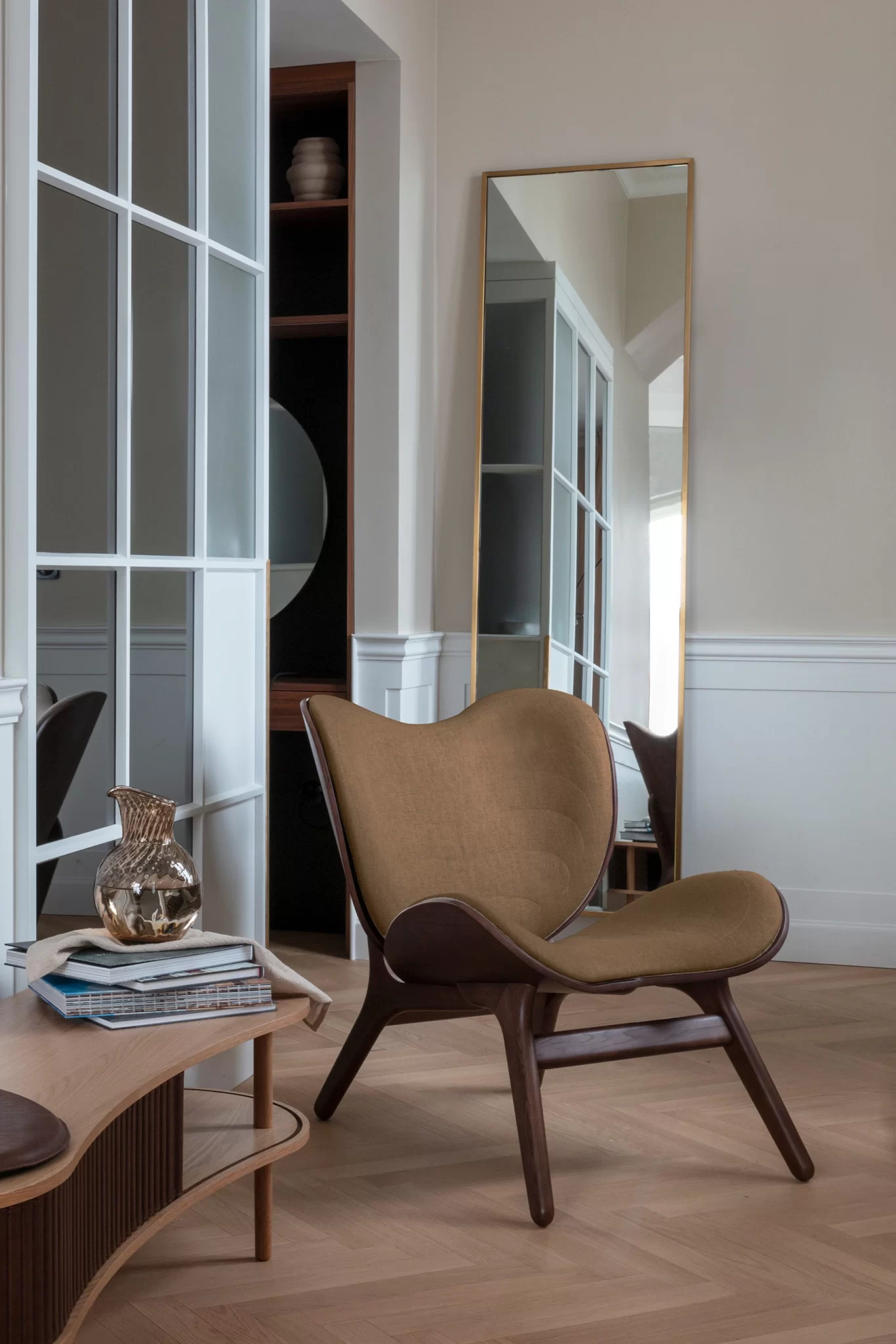 UMAGE_lifestyle_A_Conversation_Piece_dark_oak_sugar_brown_audacious_tv_bench_hazelnut_low_res.jpg Umage - Hvilestol "A Conversation Piece low"