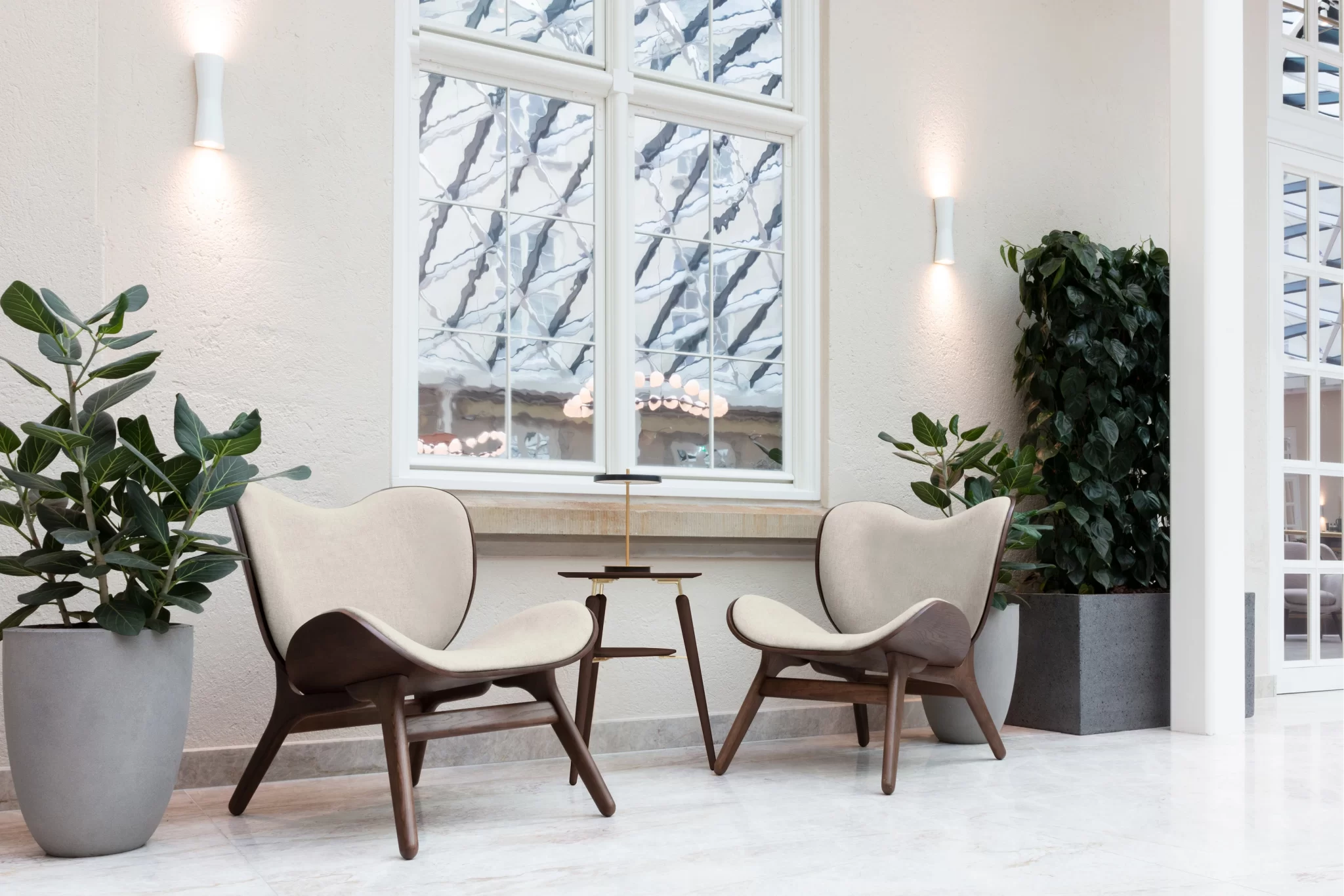 UMAGE_lifestyle_A_Conversation_Piece_dark_oak_white_sand_The_Spot_dark_oak_Asteria_Move_anthracite_grey_low.jpg Umage - Hvilestol "A Conversation Piece low"